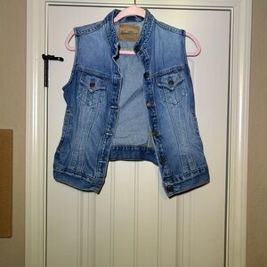 NWOT Levi’s Classic Light Wash Denim Vest women’s M(8/10)